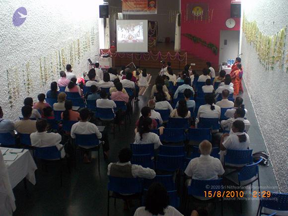 20100815_Photo_1001_11-live-streaming-of-Swamijis-message-to-Singapore_CMP_WM